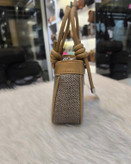 کیف دخترونه دستی ودوشی جنس چرم طرح کنف با کیفیت وشیک رنگ قهوهای کم رنگ