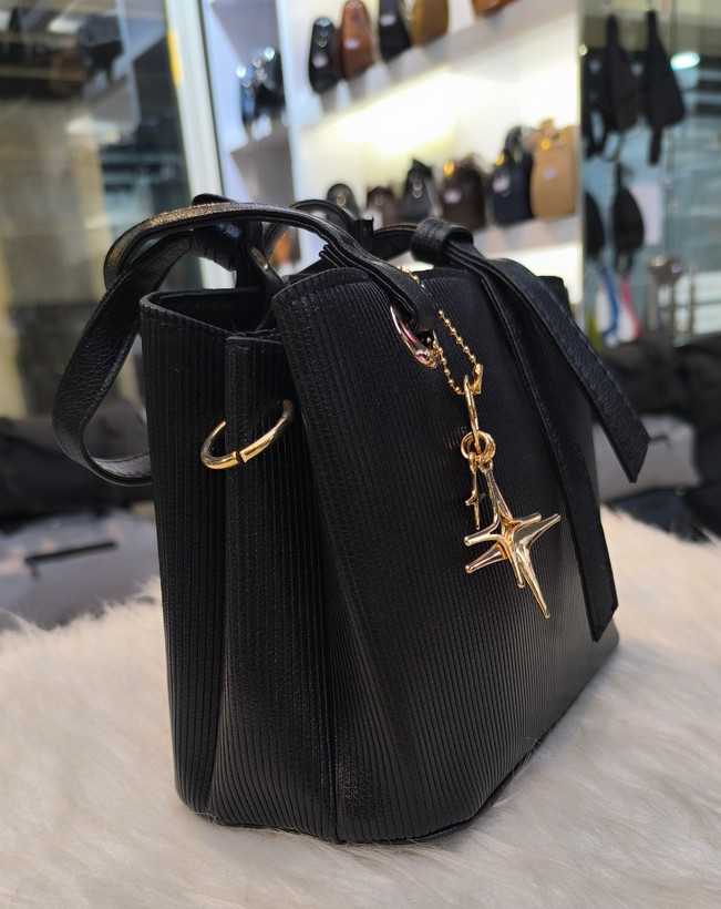 کیف دستی ودوشی جنس چرم خارجی دارای سه محفظه جدا از هم